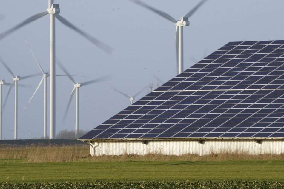 Zusätzlich zum Wind setzt Schleswig-Holstein bei der Stromerzeugung zukünftig auch auf die Sonne. (Archivbild)