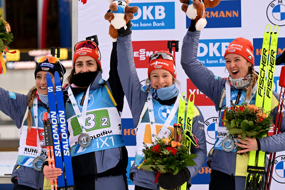 Anna Weidel (26, v.l.n.r.), Vanessa Voigt (25), Sophia Schneider (25) und Denise Herrmann-Wick (34) jubeln bei der Siegerehrung über den zweiten Platz.