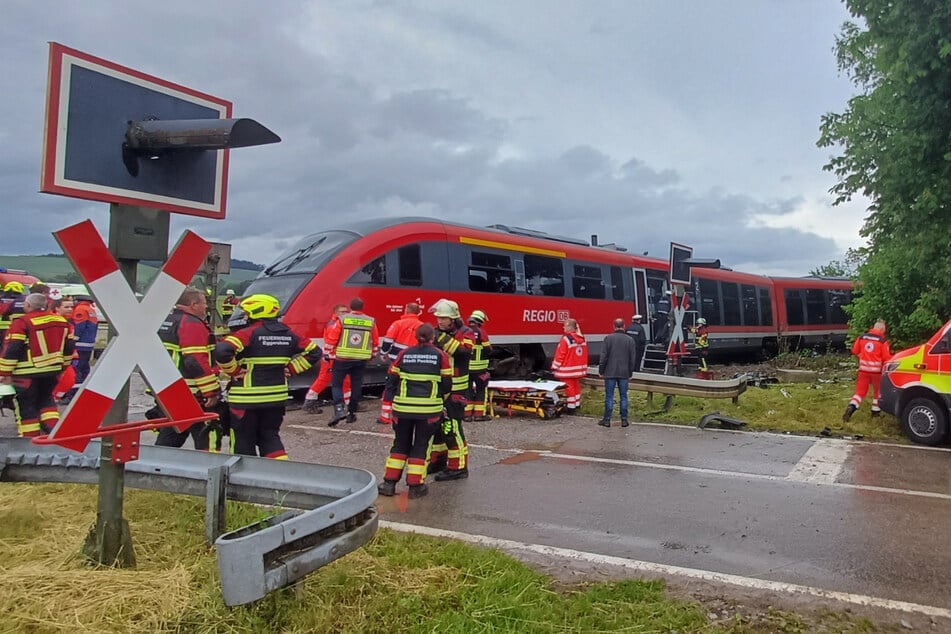 Ein Regionalzug entgleiste bei Pocking nach einem Zusammenstoß mit einem Laster.