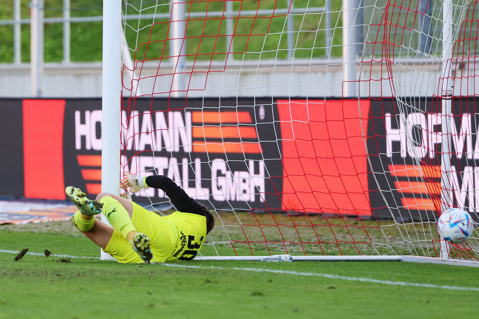 Tor für Altglienicke! Akaki Gogia trifft zum 0:1 gegen FSV-Torhüter Lucas Hiemann.