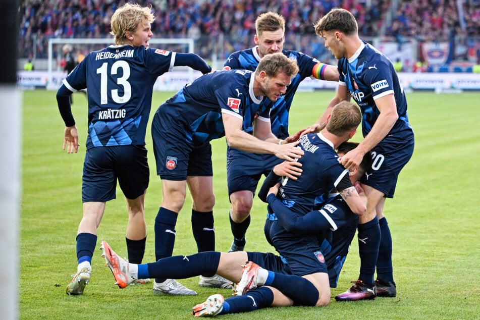 Der 1. FC Heidenheim legte zuvor einen Blitzstart hin. Mathias Honsak (sitzend) traf und jubelte mit seinen Mannschaftskollegen.