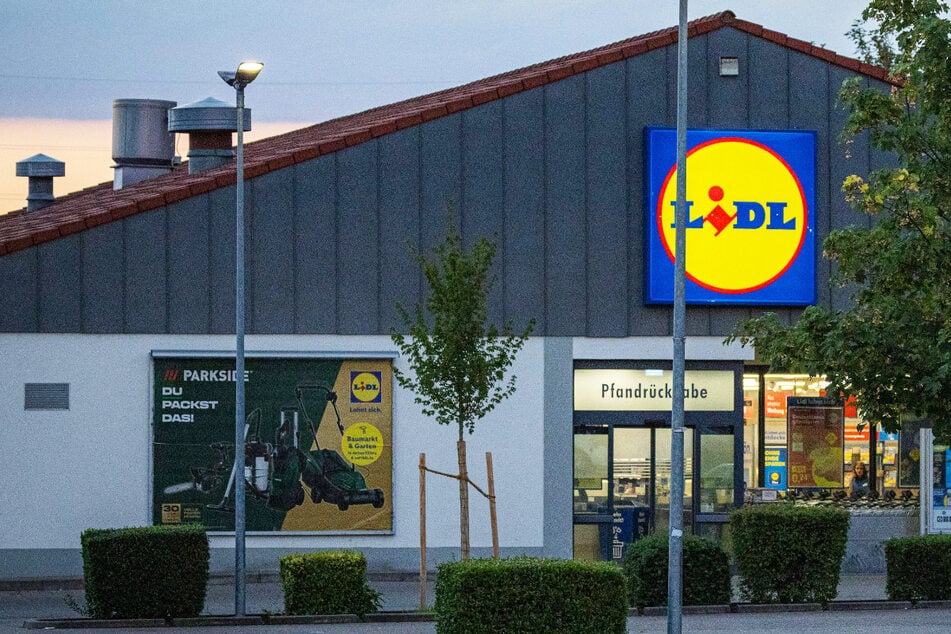 Erschreckende Szenen auf Lidl-Parkplatz: Schuss auf fahrendes Auto, Täter flüchtig
