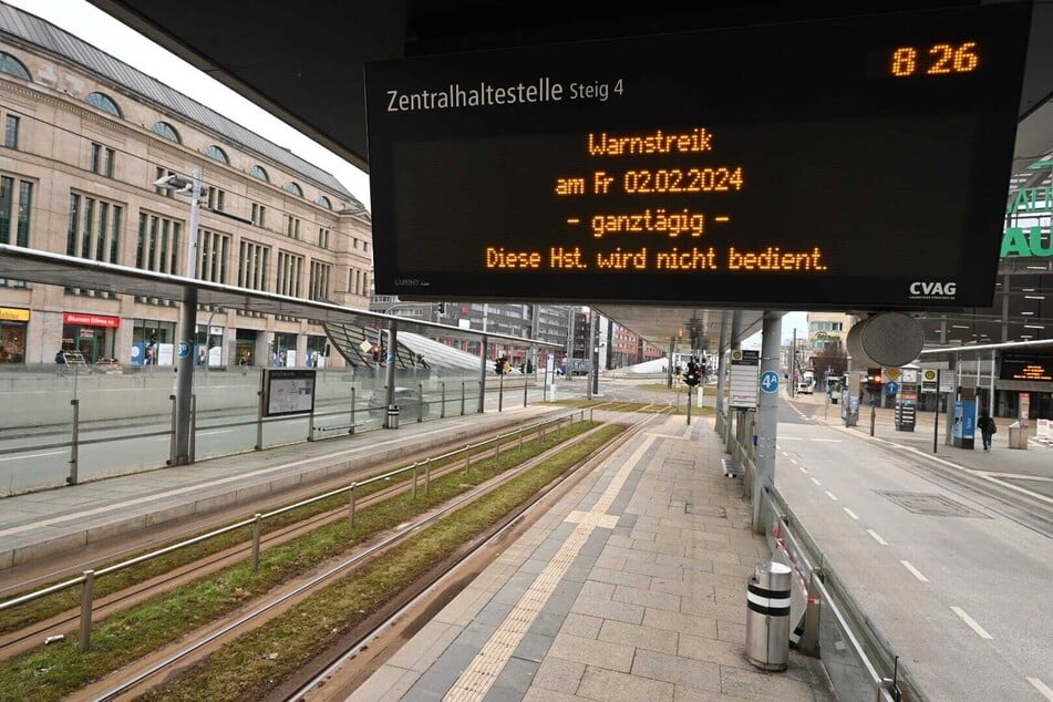 Wegen des Streiks ist es am heutigen Freitag an der Zentralhaltestelle in Chemnitz ruhig.