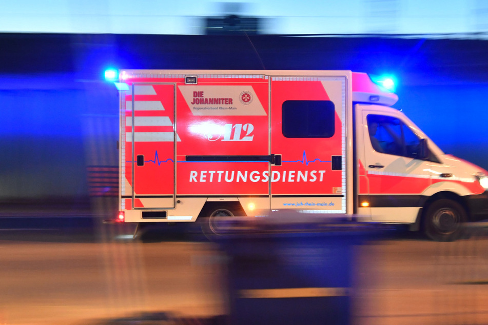 Mann bei Gleisüberquerung von Zug erfasst: Toter konnte noch nicht identifiziert werden