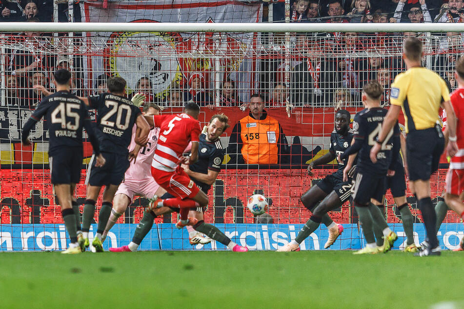 Der zweite Streich: Danilho Doekhi (27, 4.v.l.) bringt Union erneut in Front.