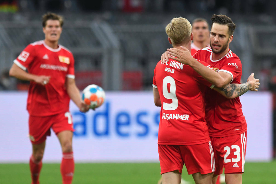 Die Union-Kicker bejubeln den 3:2-Anschlusstreffer gegen Borussia Dortmund.