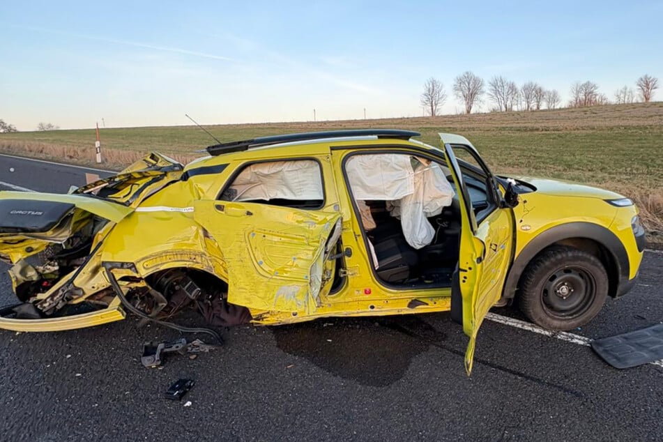 Der gelbe Citroën C4 erlitt vermutlich Totalschaden.