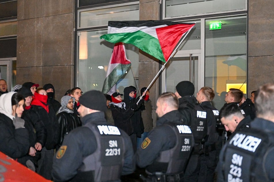 Die Demonstranten führten Palästina-Flaggen mit sich.