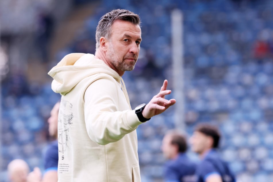 Aue-Coach Christoph Dabrowski tobte nach der Niederlage gegen Mannheim vor Wut. Nicht nur das "Wembley-Tor", auch die verpassten Chancen ärgerten ihn.
