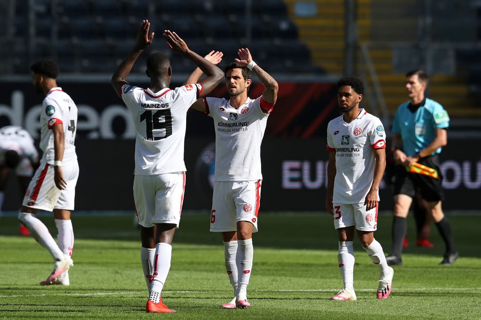 Am Wochenende holten die 05er einen wichtigen Sieg im Abstiegskampf gegen Eintracht Frankfurt. Nun einen gegen Fremdenfeindlichkeit.