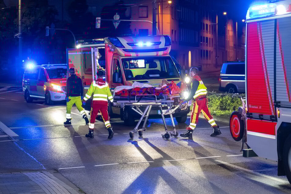 Rettungskräfte brachten den leicht verletzten Unfallfahrer ins Krankenhaus. Die Haltestelle war zum Zeitpuntk des Crashs glücklicherweise verlassen, sodass keine weiteren Menschen zu Schaden kamen.
