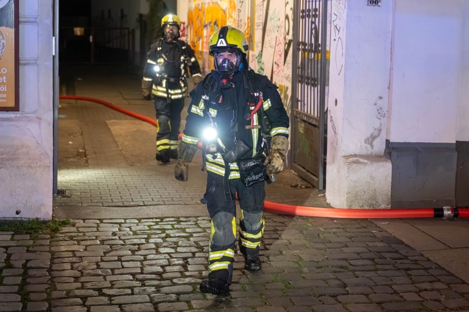 Die Einsatzkräfte gingen unter Atemschutz in das Restaurant.