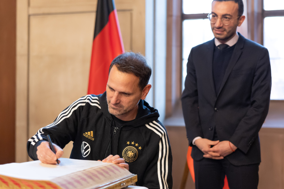 Joti Chatzialexiou (47, l.) beim Empfang der deutschen U17-Kicker nach dem WM-Sieg im Frankfurter Römer.