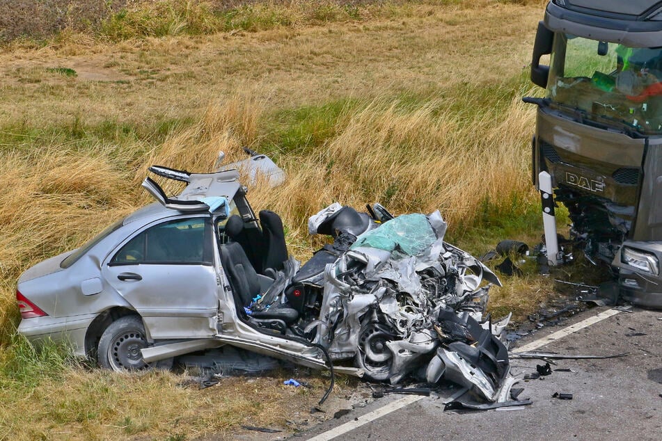 In diesem völlig zerstörten Mercedes saß der 29-Jährige, als es zu dem verheerenden Unfall kam.