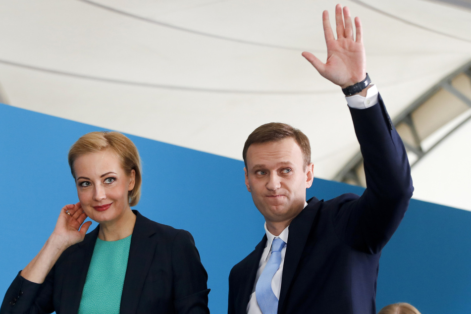 Kremlkritiker Alexej Nawalny seine Frau Julia Nawalnaja 2017 bei einem Treffen, bei dem er für die Präsidentschaftswahlen in Russland nominiert wurde.