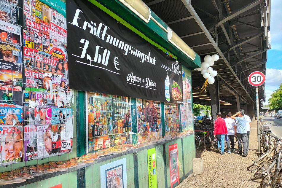 Direkt unter den Gleisen des U-Bahnhofs Görlitzer Bahnhof eröffnete "36 Döner".