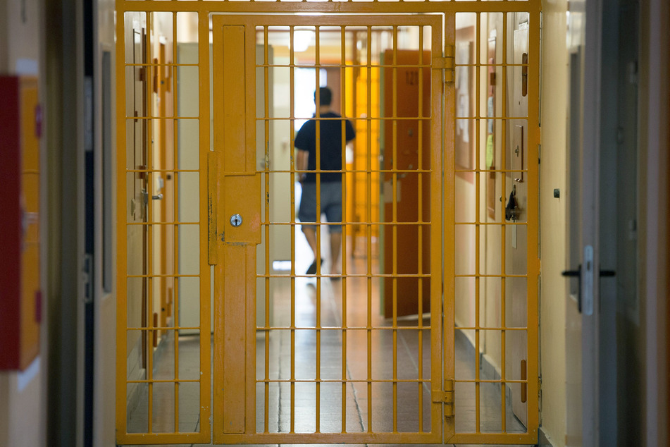Im Visier stehen laut Polizei neben den verdächtigen Gefängnisinsassen mutmaßliche Komplizen außerhalb der Justizvollzugsanstalt. (Symbolbild)