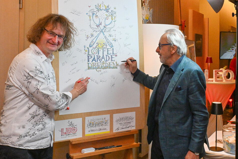 Wolfgang Stumph (78, r.) signiert wie alle Gäste die große Zeichnung von Künstler Kay "Leo" Leonhardt (58).