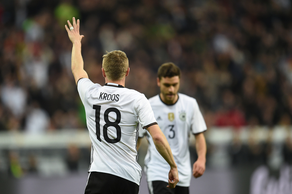 Für Toni Kroos ist FC-Kapitän Jonas Hector (beide 33) der beste Linksverteidiger in ihrer gemeinsamen Zeit im DFB-Team.