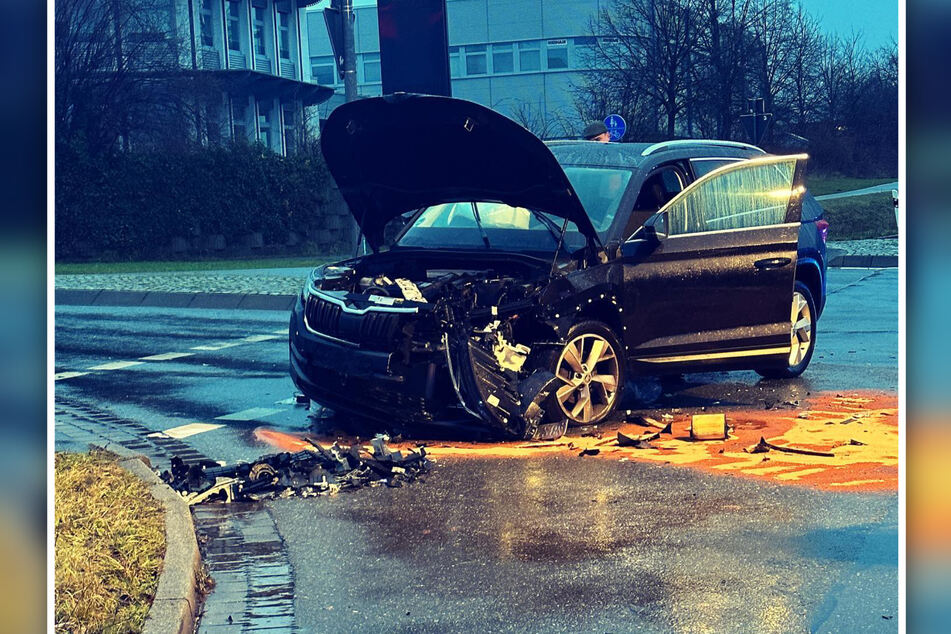 Bei einem Frontalzusammenstoß in Wolfsburg wurden zwei Autos zerstört und vier Personen verletzt.