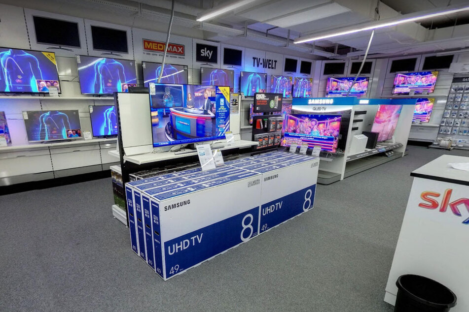 Dieser MEDIMAX muss schließen und verkauft Fernseher mega günstig