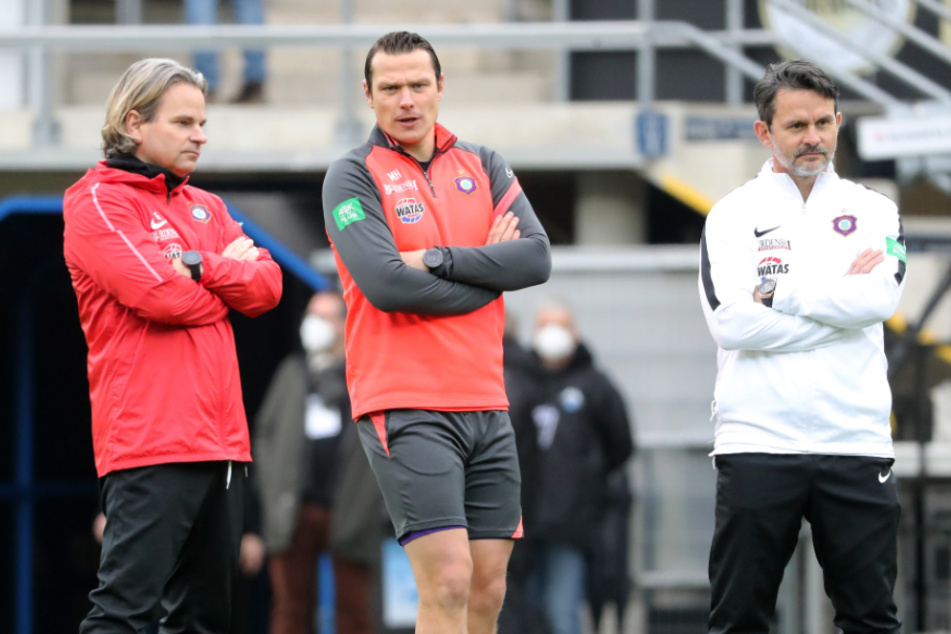 Dreimal verschränkte Arme, dreimal geballte Fußball-Kompetenz: Chefcoach Dirk Schuster (53, r.) mit seinen Co-Trainern Sascha Franz (46, l.) und Marc Hensel (34) vor dem Spiel in Paderborn.