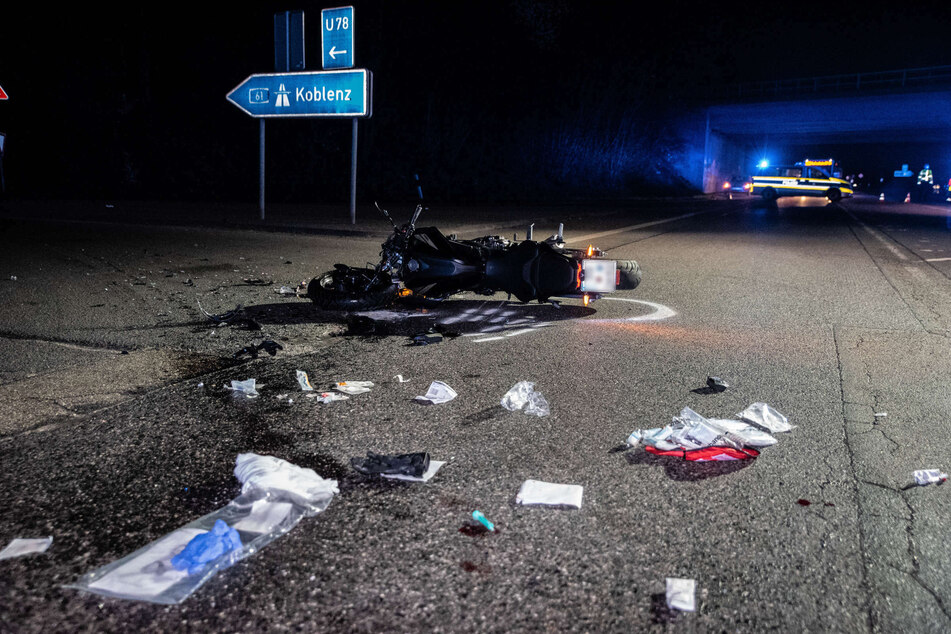 Die Landstraße in Rheinbach blieb nach dem Unfall am Sonntagabend zeitweise gesperrt. Die Motorradfahrerin (27) kam mit schweren Verletzungen in eine Klinik.