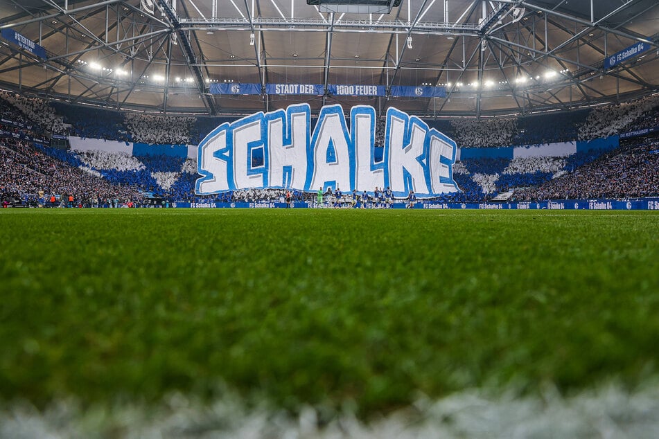Kult im deutschen Fußball, eines der lautesten Stadien der Republik: die Veltins-Arena auf Schalke. Mit über 60.000 Fans wird die Schüssel ausverkauft sein.