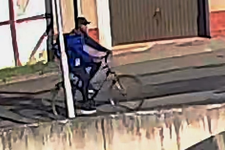Die Polizei sucht nach dem unbekannten Mann.
