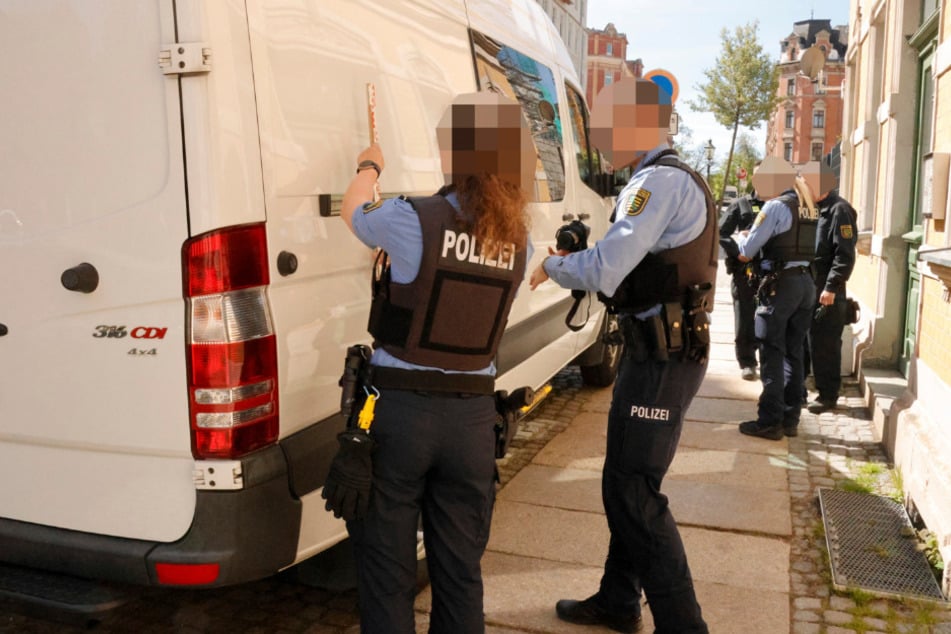 Ein Polizeifahrzeug wurde während des Einsatzes zerkratzt.