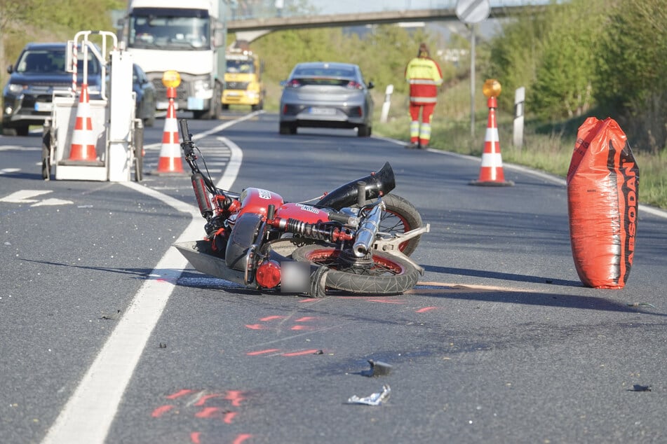 Die Simson S51 lag nach dem Unfall mitten auf der Straße.