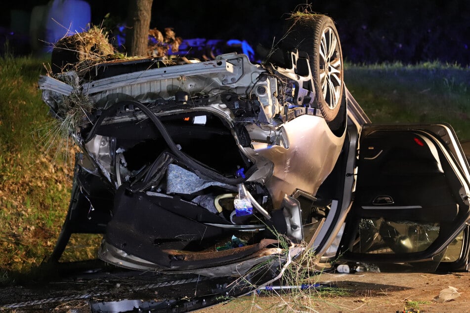 Auto überschlägt sich, Beifahrer (†41) herausgeschleudert und tödlich verletzt
