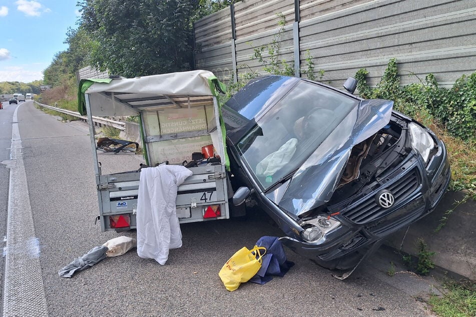 Der Wagen krachte samt Anhänger zweimal gegen die Außenschutzwand, ehe er entgegen der Fahrtrichtung zum Stillstand kam.