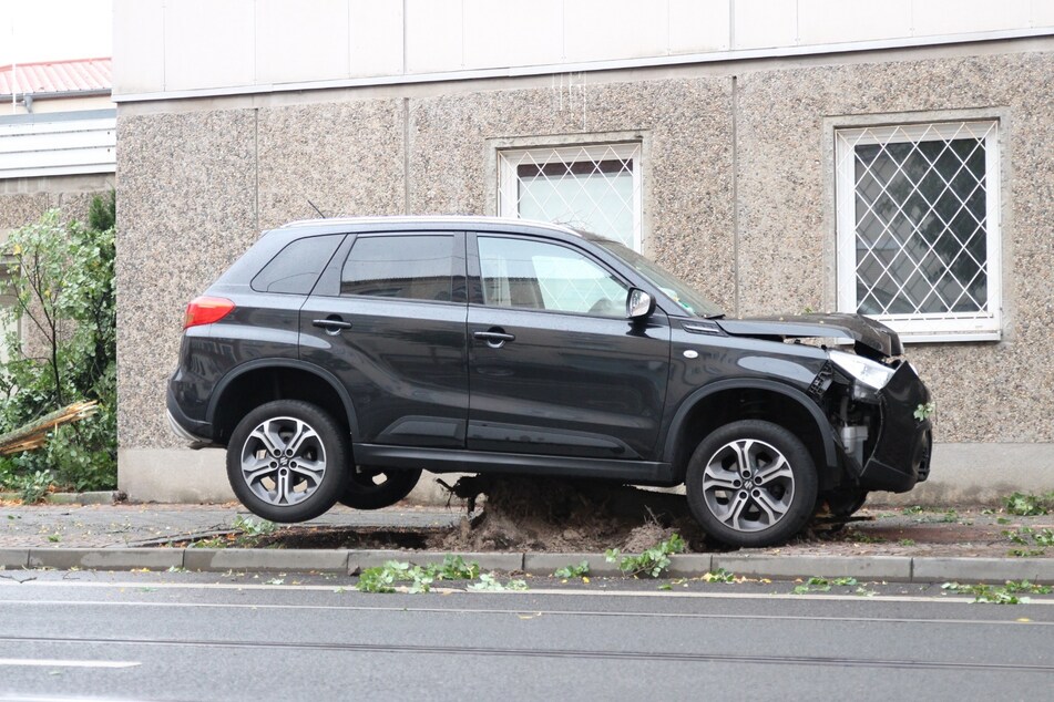 Das Auto blieb auf dem Baumstumpf hängen.