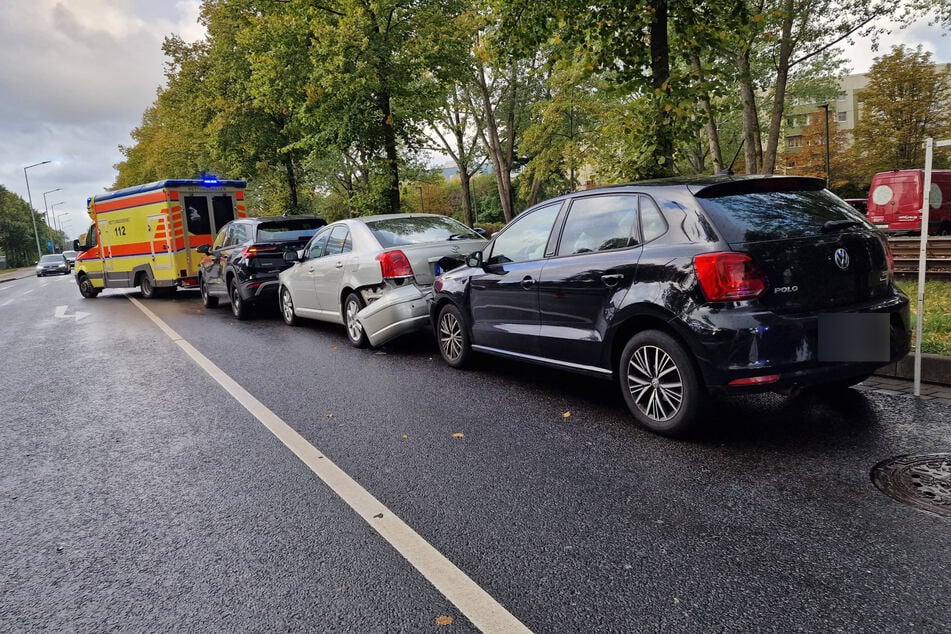 Der Polo fuhr auf den Toyota auf, wodurch dieser wiederum gegen einen Skoda geschoben wurde.