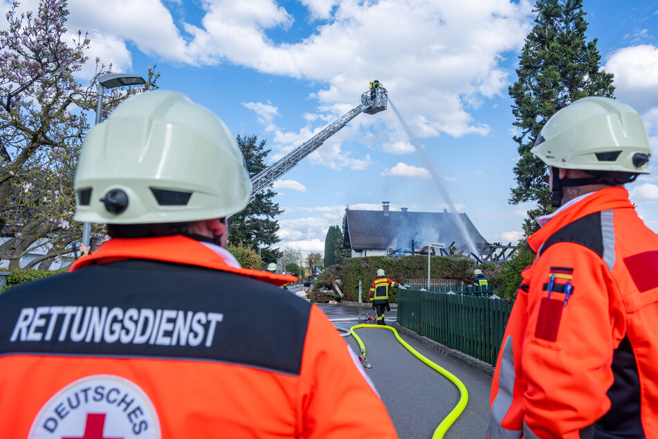 Die Feuerwehr löschte die Trümmer des brennenden Hauses.