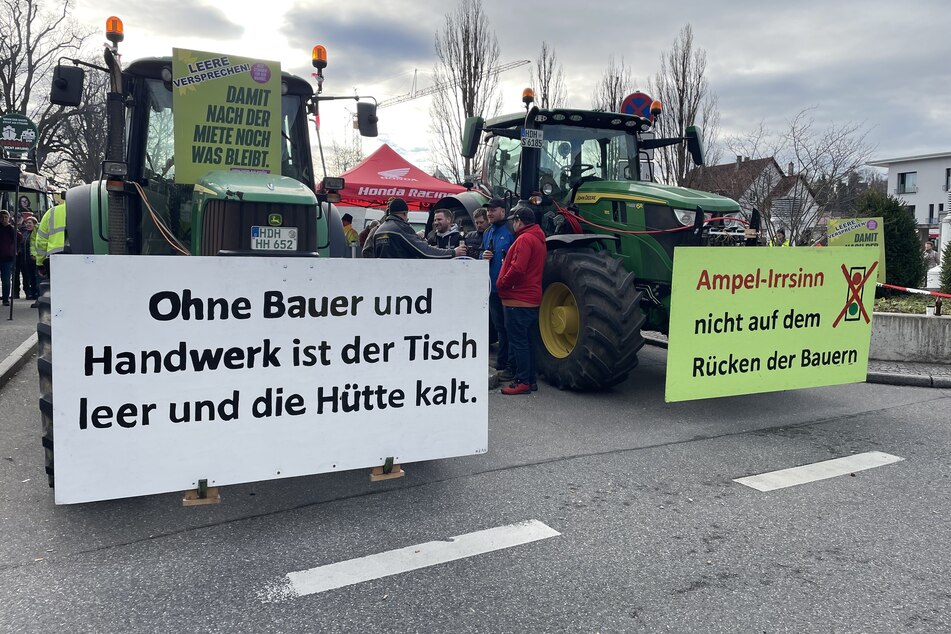 Die Bauern blockierten die Straßen.