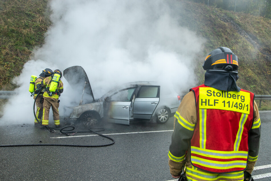 Der VW fing während der Fahrt plötzlich Feuer.