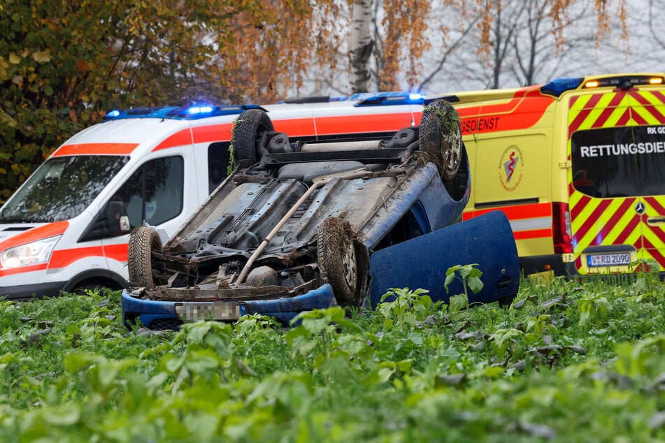 Der Peugeot landete kopfüber in einem Feld. Zahlreiche Rettungskräfte waren vor Ort.