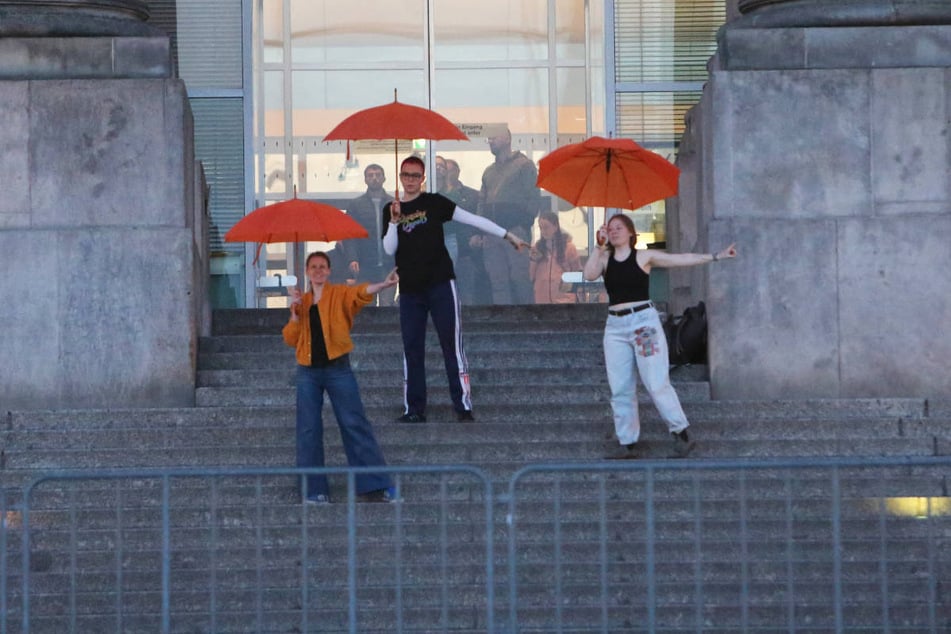 Bereits am Freitag haben drei Aktivistinnen auf den Reichstags-Stufen getanzt.