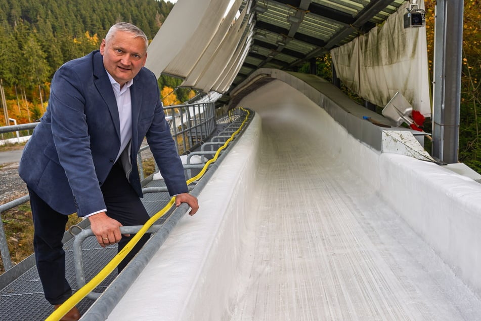 Bahnchef Jens Morgenstern (59) will keine Stürze in seinem Eiskanal. Schlitten auffangen kann hier am Zielhang keiner. Deshalb hofft er, dass die Piloten mehr trainieren, so weniger Fehler machen und die Schlitten langsamer werden.