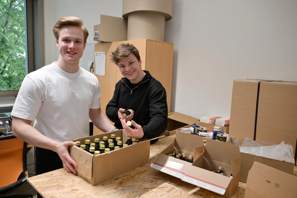 Martin (23, links) und Bruno (23) verpacken in ihrem Büro die Lieferungen noch selbst.