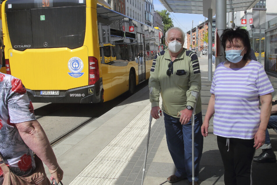 Gerd (69) und Ingrid Lorenz (70) ärgern sich über die kleinen Busse, die für die Linie 90 eingesetzt werden.