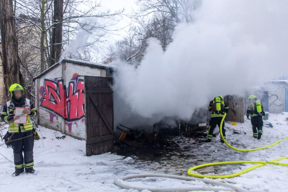 Dichter Rauch dringt aus der Garage in der Altchemnitzer Straße, in der am Sonntagnachmittag Müll in Brand geraten war.