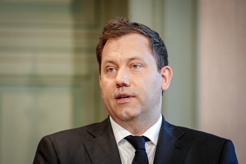 Trotz stark steigender Neuverschuldung kann der Finanzminister die Lücken im Haushalt nicht schließen.