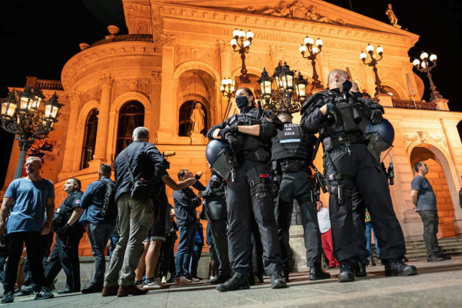 Auf dem Opernplatz hingegen tummelten sich an beiden Abenden insgesamt etwa 450 Menschen. Der Platz leerte sich bereits vor der Sperrstunde.