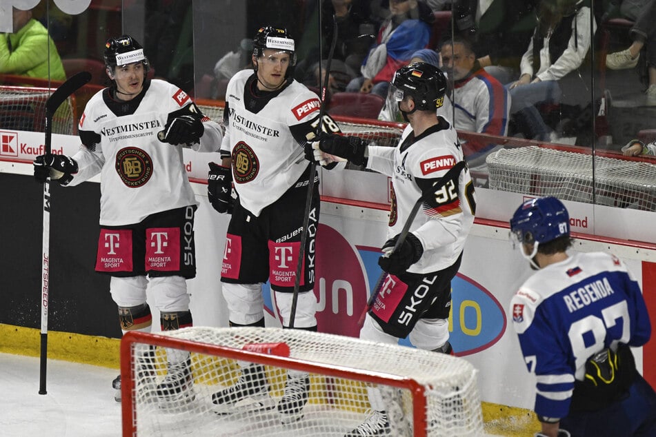 Daniel Fischbuch (32, l.) wechselt von den Iserlohn Roosters zu den Kölner Haien. (Archivfoto)