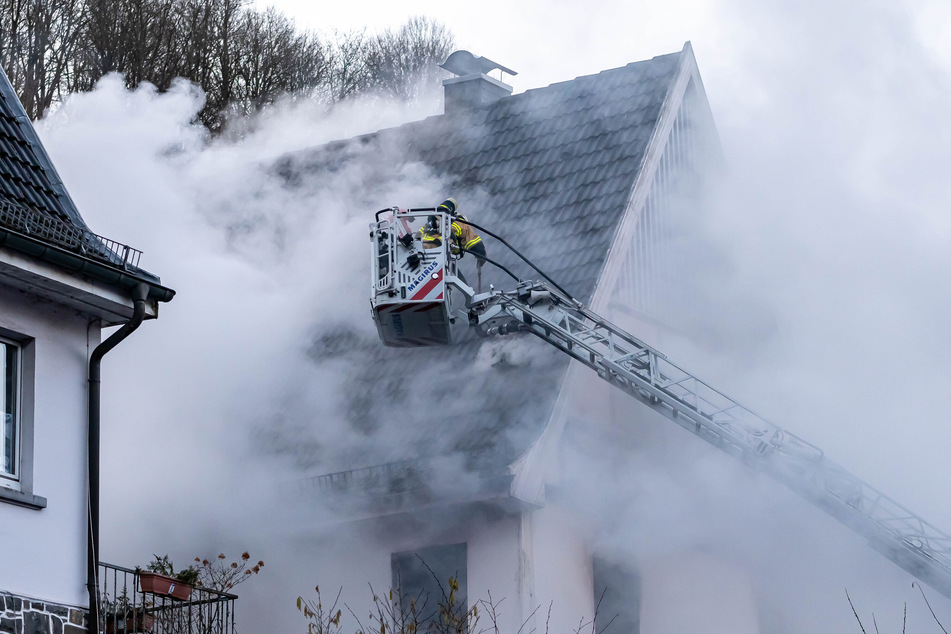 Dichter Rauch stieg am Montagnachmittag aus dem brennenden Haus empor.