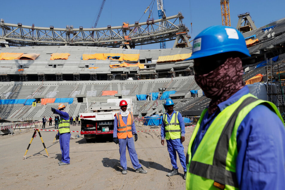 Mehrere Arbeiter werkeln am Lusail-Stadion, in dem 2022 das Eröffnungsspiel und Finale der WM stattfinden sollen.