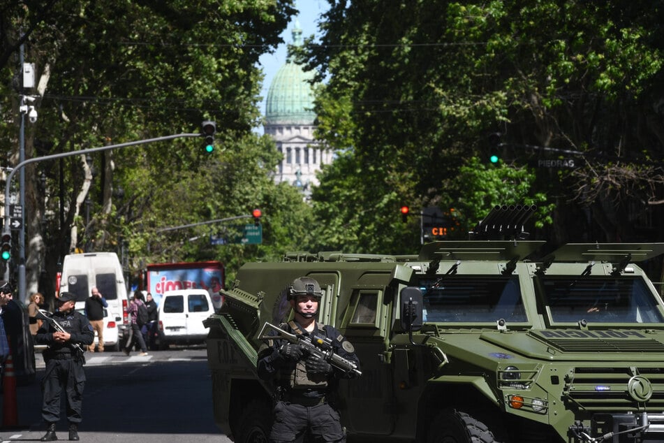 Sicherheitskräfte stehen mit Panzern in der Stadtmitte und blockieren die Avenida de Mayo vor dem Kongress, nachdem eine Bombendrohung an die Botschaft von Israel ging.